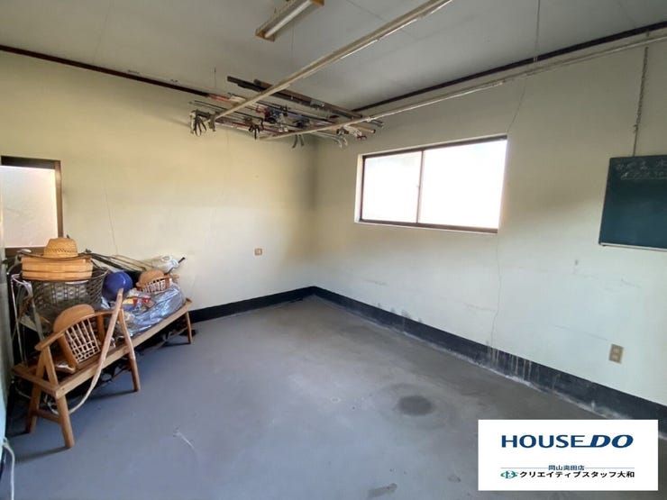 お車だけではなく、自転車やベビーカーがぬれることも防げるガレージ!もちろんガレージからお部屋に出入りも可能ですので、大雨時にも快適です♪