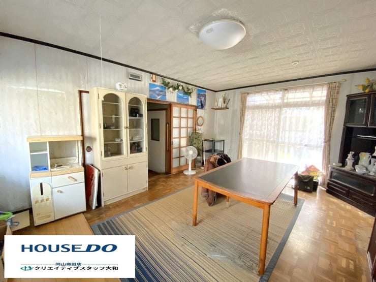 みんなで集まる笑顔が増えるリビング
ソファーやテレビを置いてくつろぐスペースとしてもよし☆ダイニングテーブルを置いて、お食事のスペースにも♪お部屋数が多いので、創造が膨らみます♪