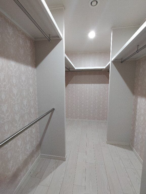 広々としたウォークインクローゼットとなっており、たくさんの洋服を収納いただけます。