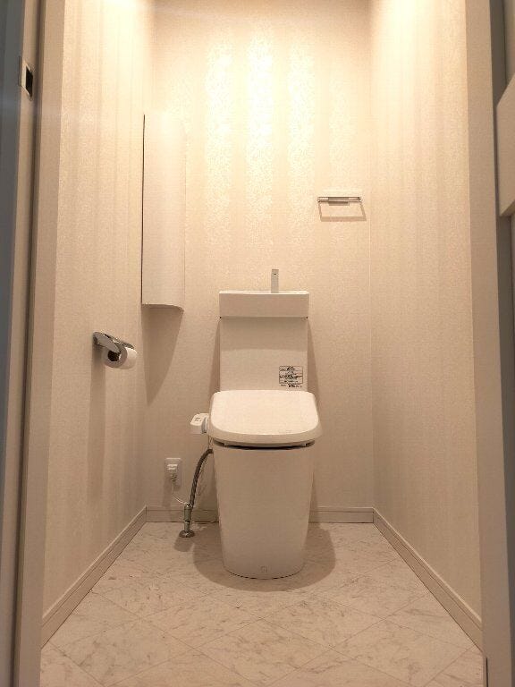2階のトイレになります。
タンクありのトイレとなっておりますので災害時にも安心です。