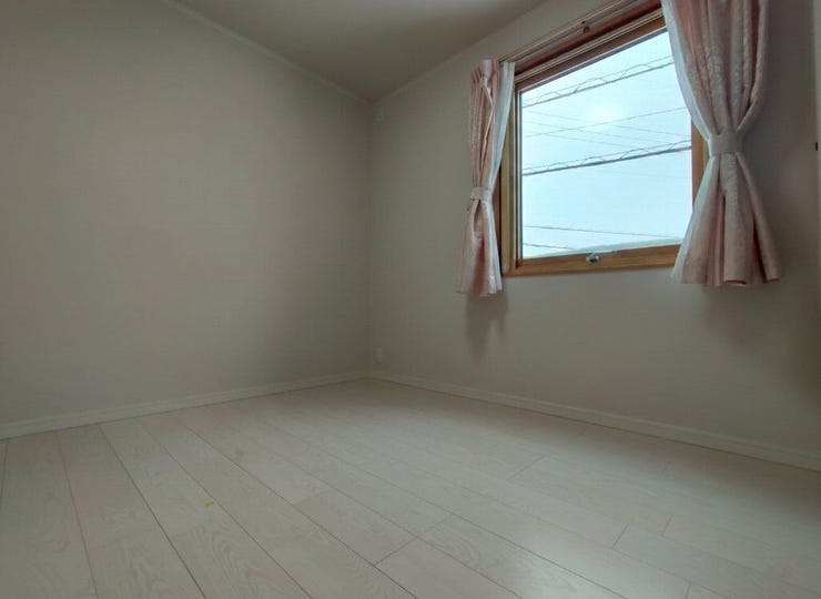 2階の洋室になります。大きな窓がついているため明るいお部屋となっております。