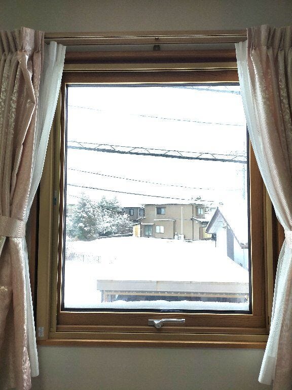 スウェーデンハウス様の特徴である木製サッシとなっております。
気密性の高い窓となっております。