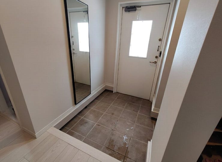 シューズクロークもあり広々とした玄関になります。