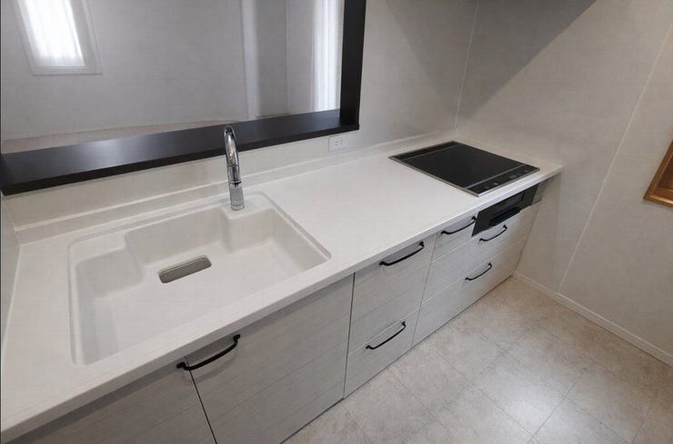 対面キッチンとなっておりますのでリビングの様子を見ながら家事ができますのでお子さんがいても安心です。