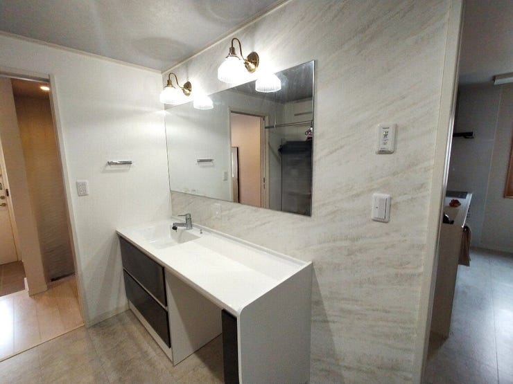 北洋風の洗面と照明になっており、おしゃれな空間となっております。