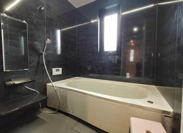 広々としたユニットバスとなっております。