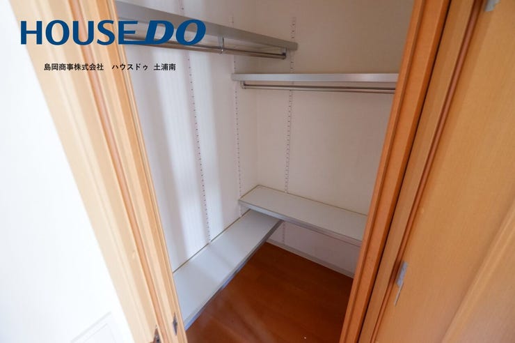 【約6.8帖の洋室 WIC】
仕切り棚があり、より収納のしやすいウォークインクローゼットです♪