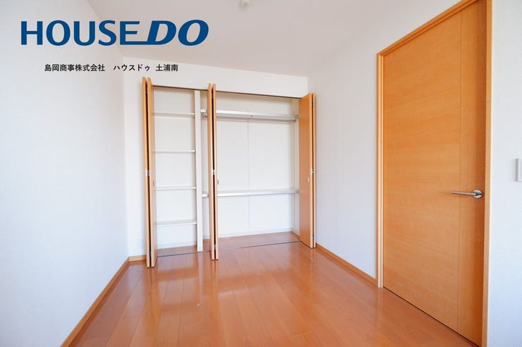 【約6.1帖洋室】
仕切り棚のあるクローゼット!
少しの工夫で、収納がより便利に◎