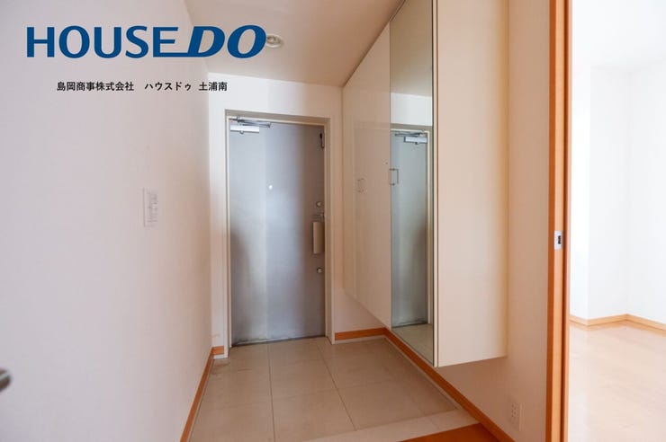 【玄関】
明るい内装材を採用した玄関収納♪全身チェックできるミラー付き♪
収納スペースも充実♪
玄関廻りがすっきり片付く、収納力豊富なシューズボックス♪