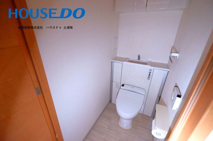 【トイレ】
現代では必要不可欠な温水洗浄付トイレ♪冬場の冷たい便座を暖める暖房便座機能は、日本の誇れる技術です♪
トイレットペーパーや小物が置けるミニ収納ボックス♪