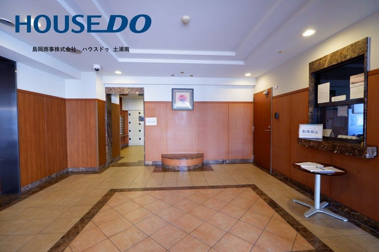 【管理人室のあるロビー】
しっかりと管理されたマンションです!
管理人が常駐しているマンションでメンテナンスの行き届いております!
わからないことは丁寧に教えてくれます♪