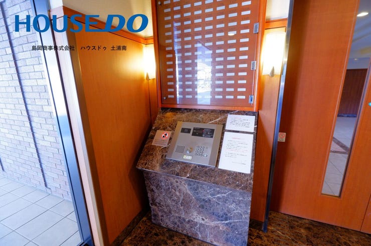 【エントランス】
オートロック式のマンションで、知らない人は入れない安心のマンションです。扉の前には管理室があるのでより安心です!