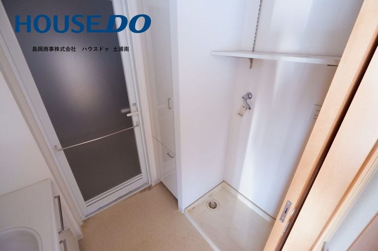 【洗面所】
洋服やタオルなどがおける収納付きの洗面所!
洗濯機の上にも置ける仕切り棚もございます!