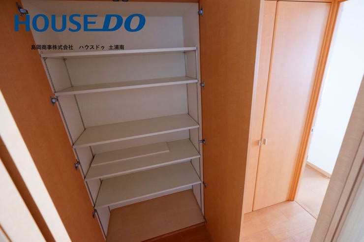 【廊下収納】
仕切り棚のある収納!
マンションは面積がコンパクトな分お荷物でお部屋が狭くなってしまいがちですが、収納スペースがあるとお部屋を広く使えますね!