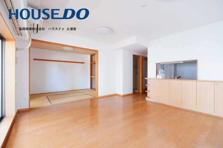 【LDK】
約16.7帖あり、自然と家族が集まってくる、ゆったりとくつろげる広々リビング♪同じ時間を共有できる家族団欒の快適空間♪