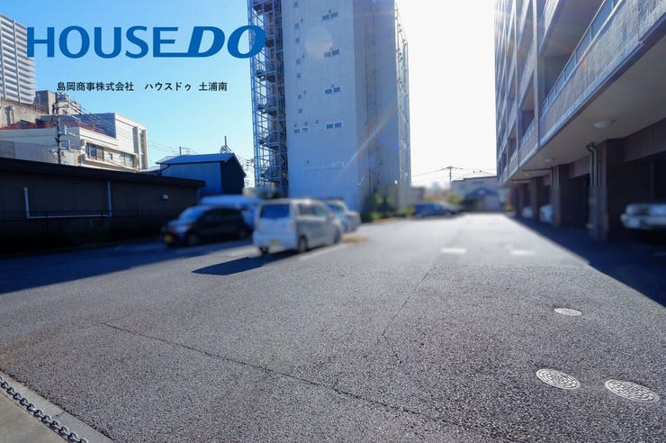 【平置き駐車場と立体駐車場がございます】
リモコン式でゲートをくぐるため、盗難も防げます!
3年に1度駐車場は抽選となり、シャッフルされます。
1部屋1台は止められ、空きがあれば2台目も相談可能