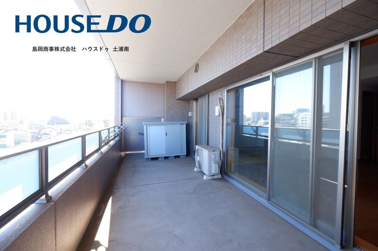 【バルコニー】
洗濯物を干すにもゆとりのある広さです!
小さな収納倉庫がございます♪