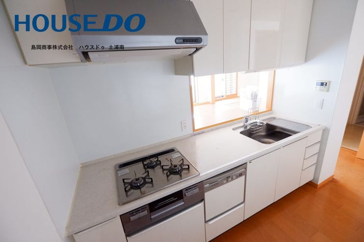 【システムキッチン】明るく爽やかな空間♪白を基調としたシステムキッチン♪
料理中でも会話が弾む対面式システムキッチン♪リビングにいるお子様の様子も確認できて安心♪