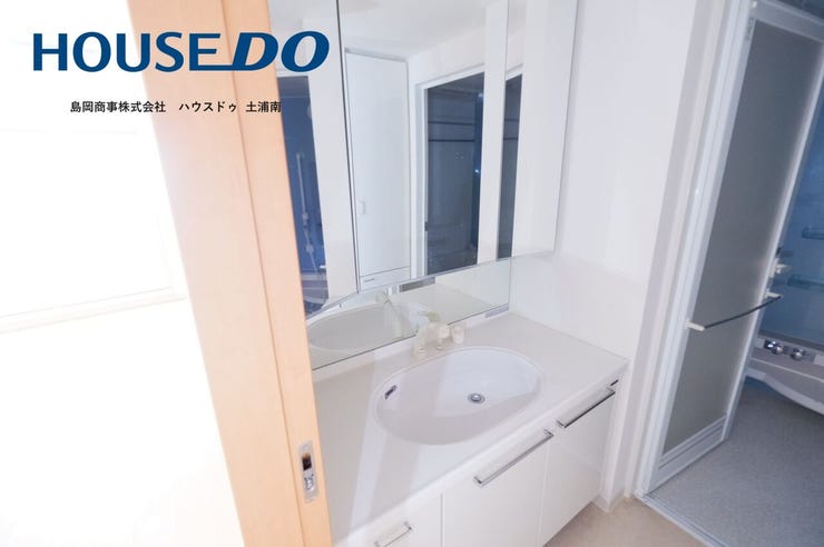 【洗面台】
三面鏡の洗面台!
三面鏡の裏側は収納スペースになっており、洗面台がきれいに片付きますね♪