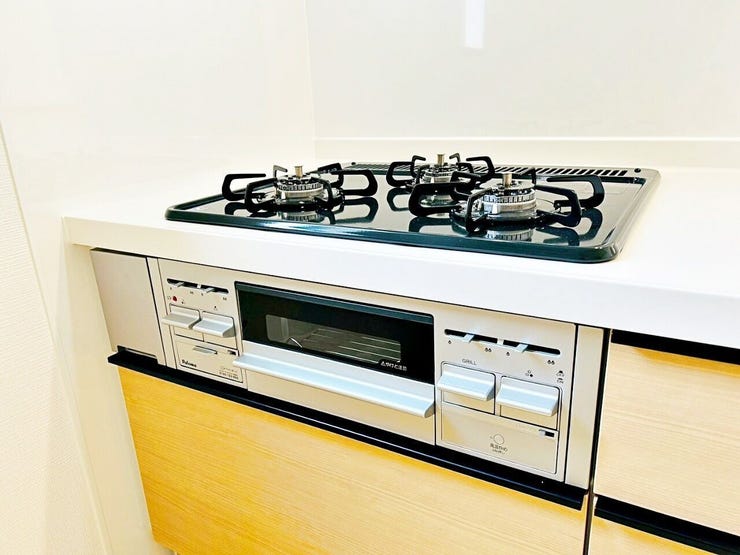 01.過熱防止センサー付ガスレンジ
から炊きにより一定の温度に達すると自動で火を止めてくれる安心機能、過熱防止センサー付3口タイプ。※イメージ写真