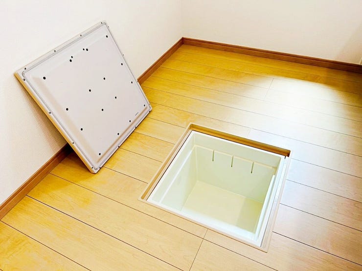 03.便利な床下収納庫
1階床下の点検口を兼ねた収納庫。
2リットルのペットボトルが立てたまま収納できる深型タイプです。※イメージ写真