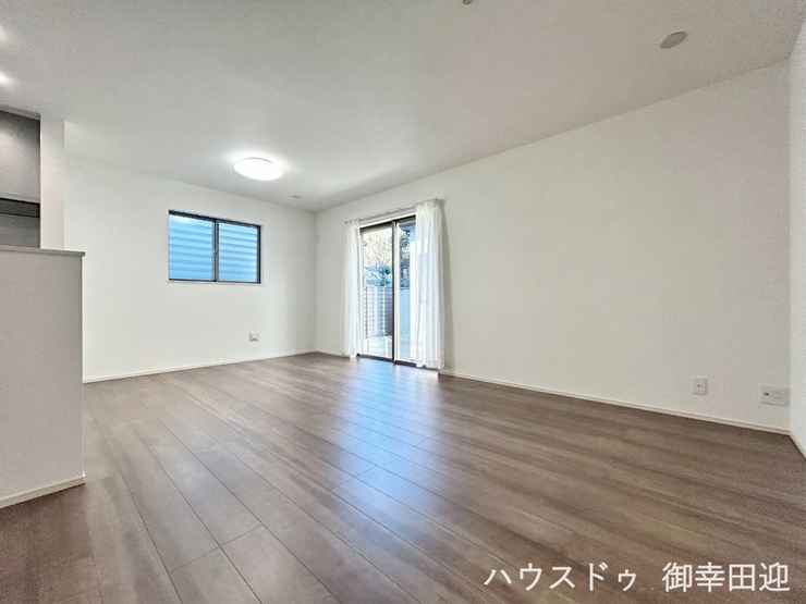 ■安らぎと笑顔の中心地■陽光が優しく降り注ぎ、会話が自然と弾む。ここでは、毎日が特別な時間へと変わります。