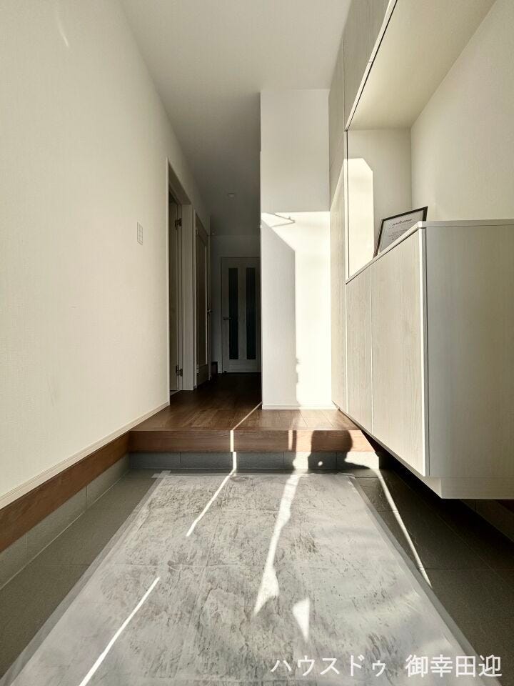 ■「しまう」が叶える美しい玄関■大容量のシューズボックスがあることでいつも整理された、気持ちの良い「家の顔」を保てます。