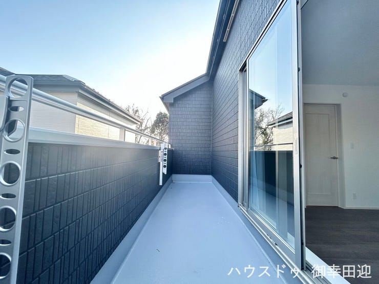 ■空の下の開放的な特等席■日光浴や読書、外の空気を感じながらリフレッシュ。暮らしを豊かにする、もう一つの心地よい空間です。