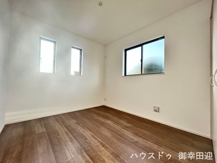 ■2階5.25帖洋室①■寝室、書斎、趣味の部屋。家族の成長やライフスタイルに合わせ、様々な使い方ができる快適な空間です。