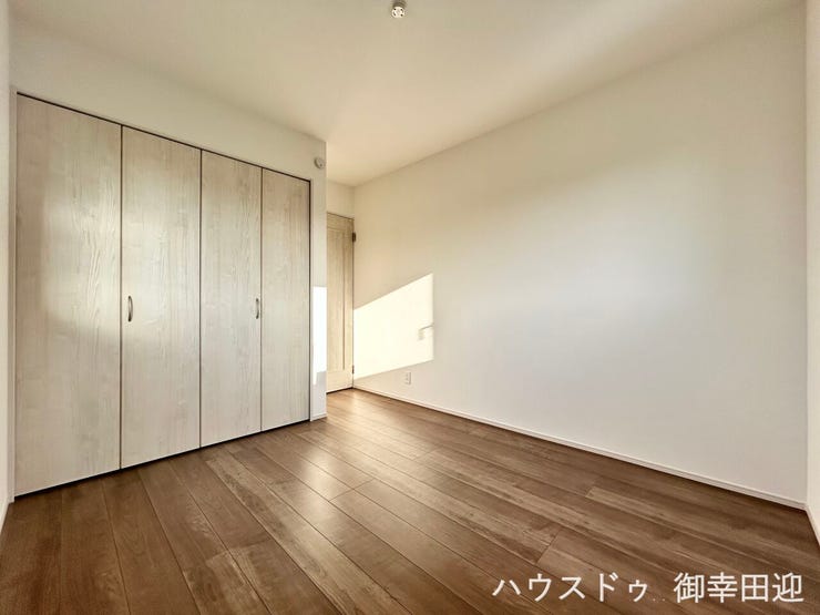 ■2階5.25帖洋室①■寝室、書斎、趣味の部屋。家族の成長やライフスタイルに合わせ、様々な使い方ができる快適な空間です。