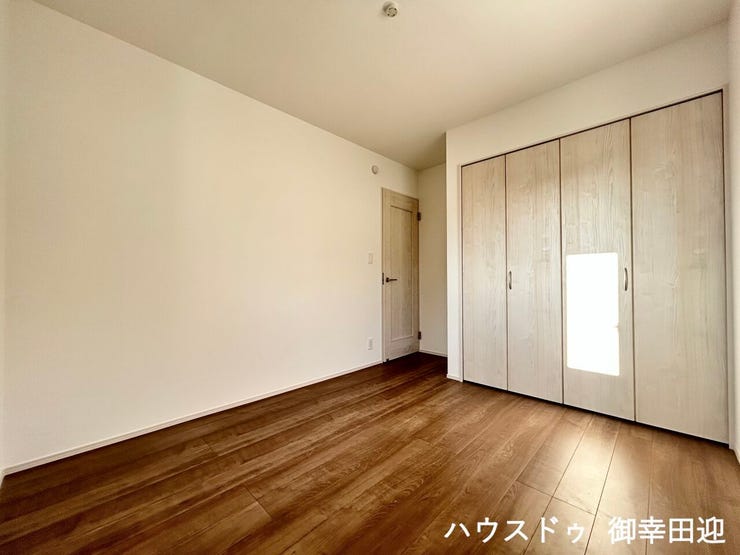 ■2階5.25帖洋室②■寝室、書斎、趣味の部屋。家族の成長やライフスタイルに合わせ、様々な使い方ができる快適な空間です。