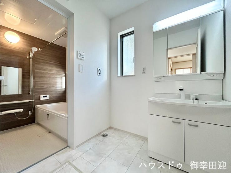 ■清々しいリフレッシュ空間■自分を磨き、気持ちを切り替える。心地よい光が差し込むプライベートスペース。