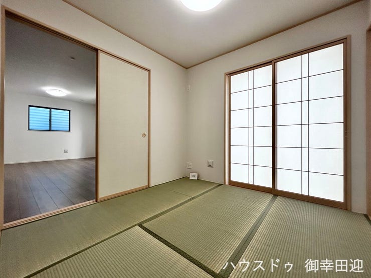 ■1階4.5帖和室■ゲストをもてなし、昼寝や家事にも使える、畳のぬくもりが心地よい多目的万能スペース。