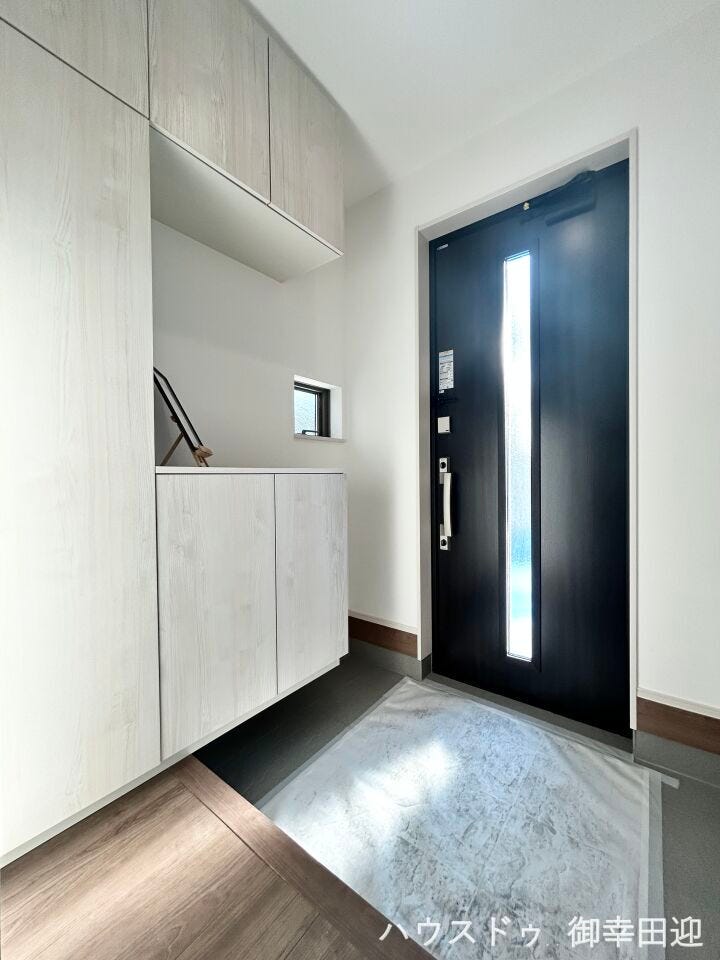 ■「ただいま」の安堵をくれる場所■訪れる人を迎え入れ、帰るたびにホッと一息つける、明るく機能的なエントランス。