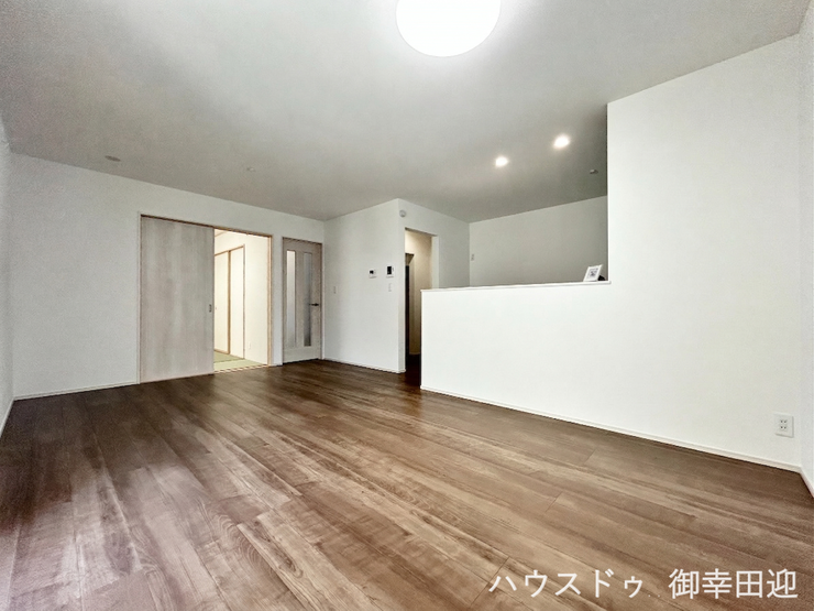 ■安らぎと笑顔の中心地■陽光が優しく降り注ぎ、会話が自然と弾む。ここでは、毎日が特別な時間へと変わります。