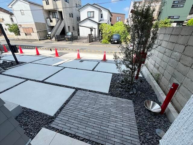 スタイリッシュな外観デザインと駐車スペースを確保。植栽が住まいの魅力を引き立てる新築一戸建てです。
