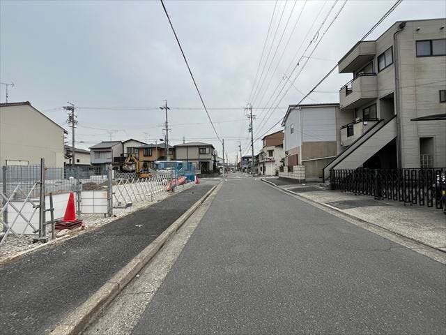 南西角地に面する道路です。1号棟は西側前面道路に面しています。2方向ともに一方通行ということもあり、車の通りも多くなく駐車がしやすいです。