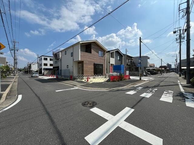 南西角地に面する道路です。1号棟は西側前面道路に面しています。2方向ともに一方通行ということもあり、車の通りも多くなく駐車がしやすいです。