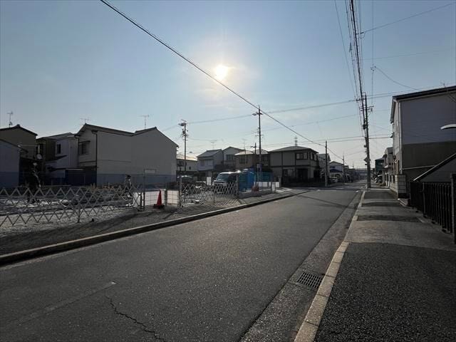 西側前面道路です。北方面への一方通行ということもあり、車の通りも多くなく駐車がしやすいです。