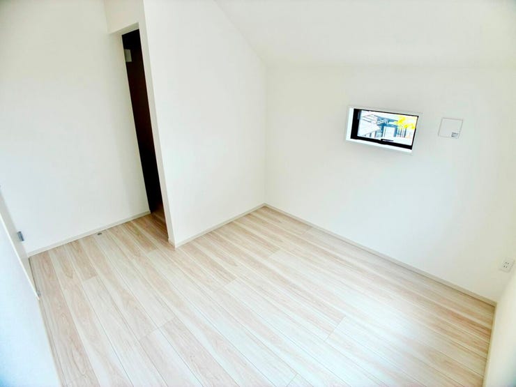 ◎洋室:1号棟(4/13撮影)
全居室窓を2つ設けた事で光が差し込む温かい空間になっています!