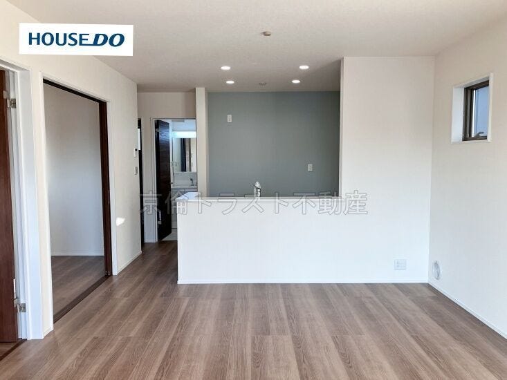 リビングを見渡すことができる対面式カウンターキッチン。リビングと一体感があります♪