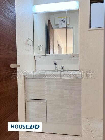 洗面台はお手入れがしやすい一体型ボウル。三面鏡の裏は収納スペースになっていて機能的です!