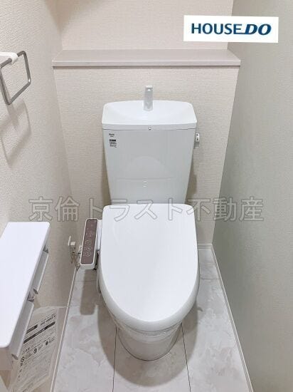 スタンダードな手洗いタンク一体型の洋風便器は温水洗浄機能付き!1・2階にあります◎