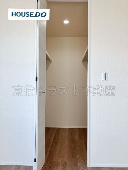 主寝室にはウォークインクローゼットがあります!たくさんの洋服や季節用品を1ヶ所にまとめて機能的に収納できます!