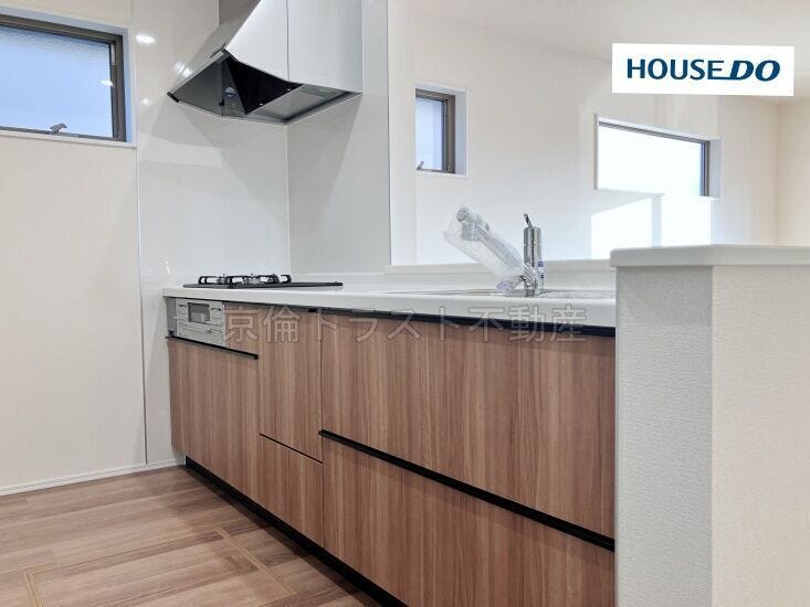 対面式キッチンですので、お子さまを見守りながら料理ができます♪洗面所への動線も良く、家事が効率よくはかどりそうです◎