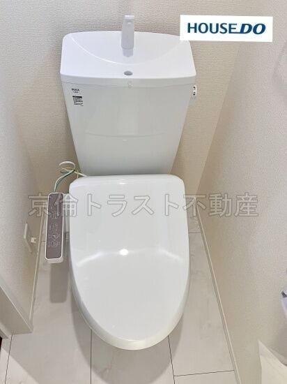 スタンダードな手洗いタンク一体型の洋風便器は温水洗浄機能付き!