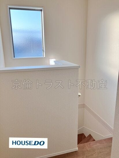 階段に採光窓があり、2Fホールも明るい印象です!