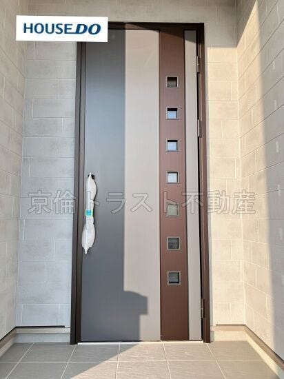 断熱性能に優れた玄関ドアを使用しています。防犯性の高いディンプルキータイプの玄関です!