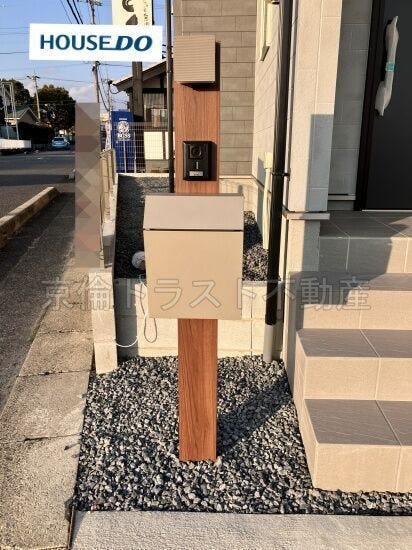 エントランスにはインターホンとポストが一体になったスマートな機能門柱が設置されています。