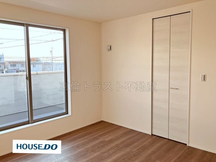 南東の洋室8.0帖はバルコニーに面した明るいお部屋です。大容量のウォークインクローゼットもあり、主寝室にピッタリのお部屋です!